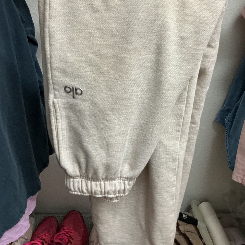 ALO Yoga Accolade Straight Leg Sweatpants in Oatmeal Heather